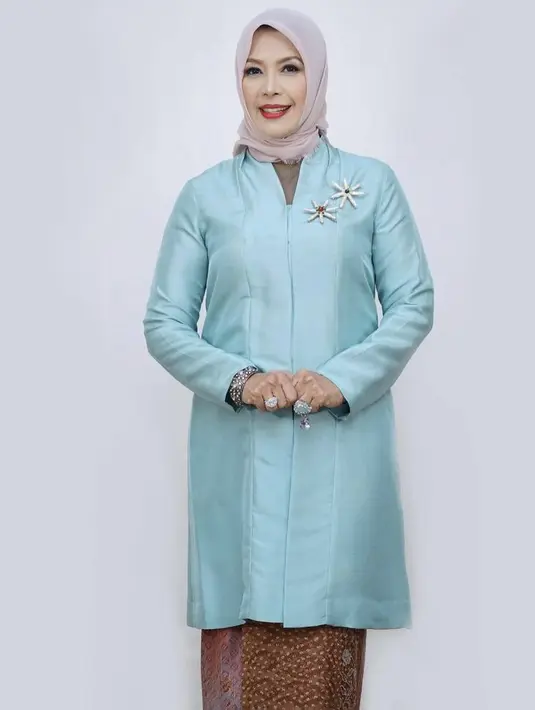 Istri dari Menteri Pariwisata dan Ekonomi Kreatif, Nur Asia anggun mengenakan kebaya baby blue model kurung dengan aksesori bros, dipadu kain batik sebagai bawahan. @nurasiauno