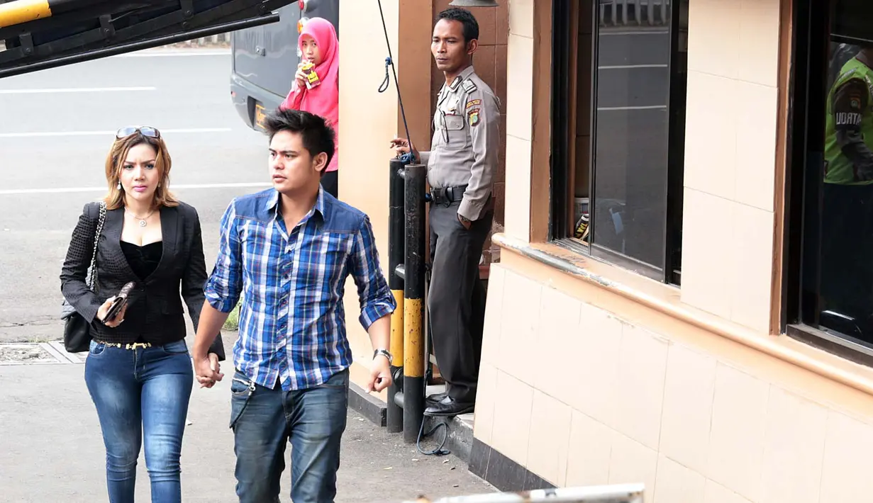 "Iya, kalau menikah sih kita sudah nikah siri. Sudah setahun setengah yang lalu. Tapi kita kan memang tak mau publikasi," ungkap Kumalasari ditemui di kawasan Jakarta Timur, Kamis (20/7/2017). (Deki Prayoga/Bintang.com)