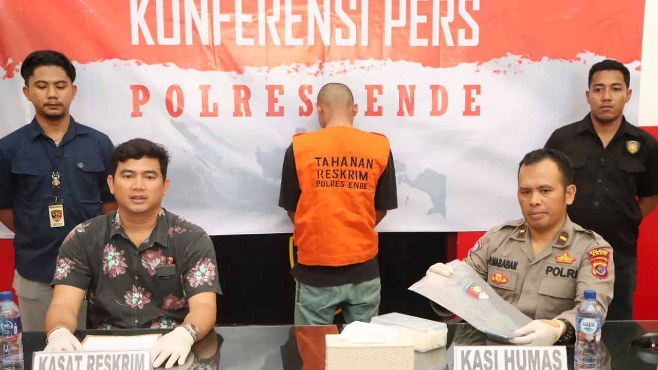 Kasat Reskrim Polres Ende, AKP Cecep Ibnu Ahmadi saat memberikan keterangan pers kasus penganiayaan terhadap ODGJ (Liputan6.com/Ola Keda)