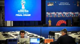 Sejumlah petugas melakukan persiapan jelang drawing Piala Dunia 2018 di Kremlin, Moscow, Selasa (28/11/2017). Drawing 32 peserta Piala Dunia 2018 akan dilakukan pada Jumat (1/12/2017) di Rusia. (AFP/Alexander Nemenov)
