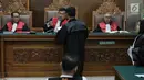 Kuasa hukum terdakwa kasus penyalagunaan narkoba, Tio Pakusadewo berbicara dengan majelis hakim saat sidang lanjutan di PN Jakarta Selatan, Kamis (12/7). Sidang beragendakan pembacaan duplik atas replik dari JPU pekan lalu. (Liputan6.com/Faizal Fanani)