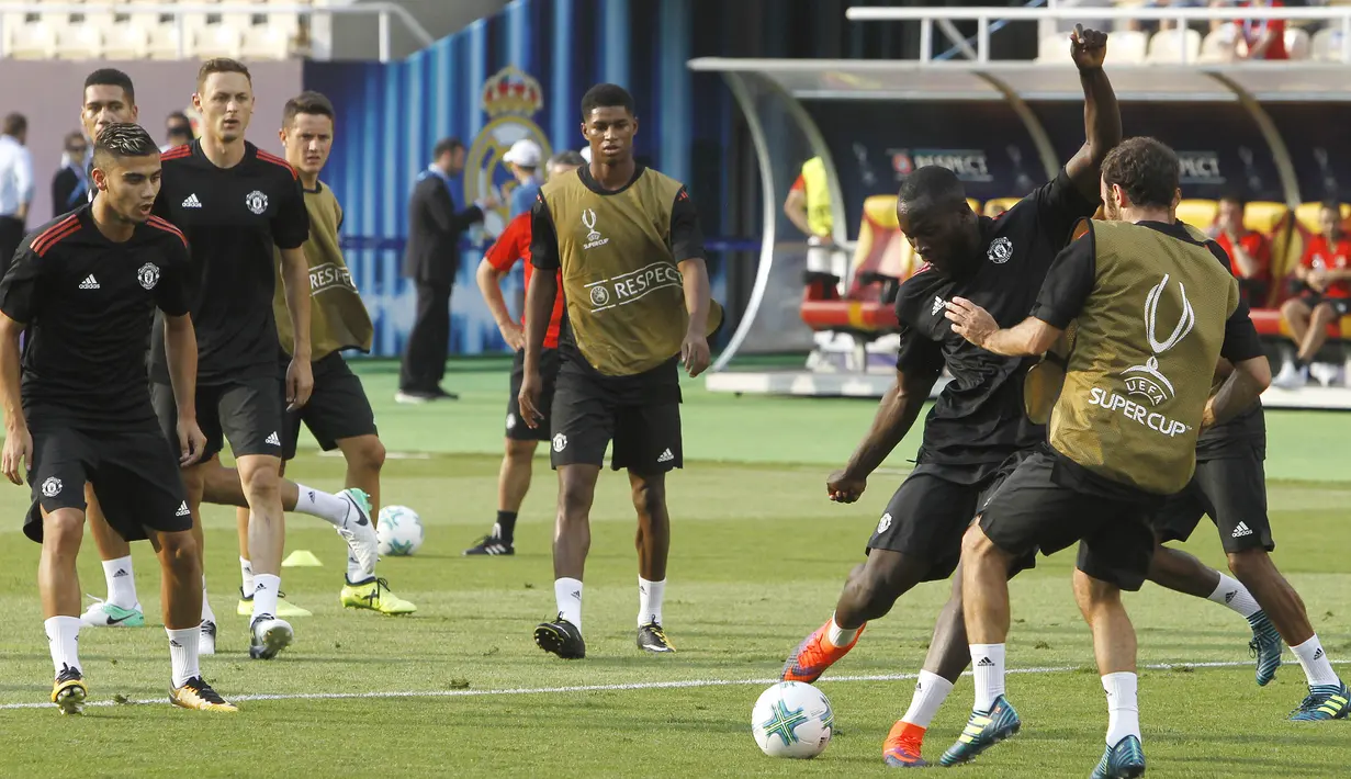 Striker Manchester United, Romelu Lukaku, menendang bola saat mengikuti sesi latihan jelang laga Piala Super Eropa di Stadion Philip II, Skpje, Senin (7/8/2017). Manchester United akan bertanding melawan Real Madrid. (AP/Boris Grdanoski)