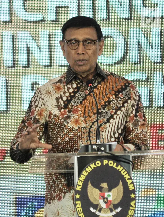 Menko Polhukam Wiranto memberi sambutan saat memberikan piagam penghargaan Indeks Demokrasi Indonesia (IDI) 2017 di Jakarta, Kamis (13/12). BPS memberikan penghargaan kepada empat provinsi peraih IDI terbaik. (Merdeka.com/Iqbal Nugroho)