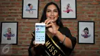 Anggota Forum Komunikasi Waria Indonesia Lucky Diah Pitaloka menunjukkan stiker chat istilah slang di Aplikasi Line, Jakarta, (6/1). Aplikasi LINE merilis Stiker ekslusif dengan judul SAY CYIN dengan icon Waria Indonesia. (Liputan6.com/Yoppy Renato)