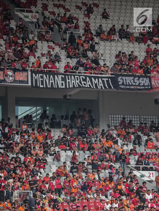 Suporter Persija, The Jakmania memenuhi tribun penonton saat memberi dukungan kepada tim kesayangan mereka menghadapi Persib dalam laga pekan kedelapan Shopee Liga 1 2019 di SUGBK, Jakarta, Rabu (10/7/2019). Pendukung Persib, Bobotoh, dilarang datang ke SUGBK. (Liputan6.com/Faizal Fanani)