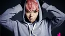 G-Dragon punya kebiasaan mengigiti kukunya. Oleh karena itu bentuk kukunya selalu tak beraturan. (Foto: soompi.com)