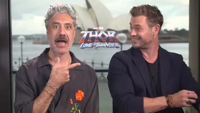 Ekspresi Taika Waititi melihat Chris Hemsworth menunjukkan kemampuannya berbahasa Indonesia. (Foto: YouTube Iqbaal Ramadhan)
