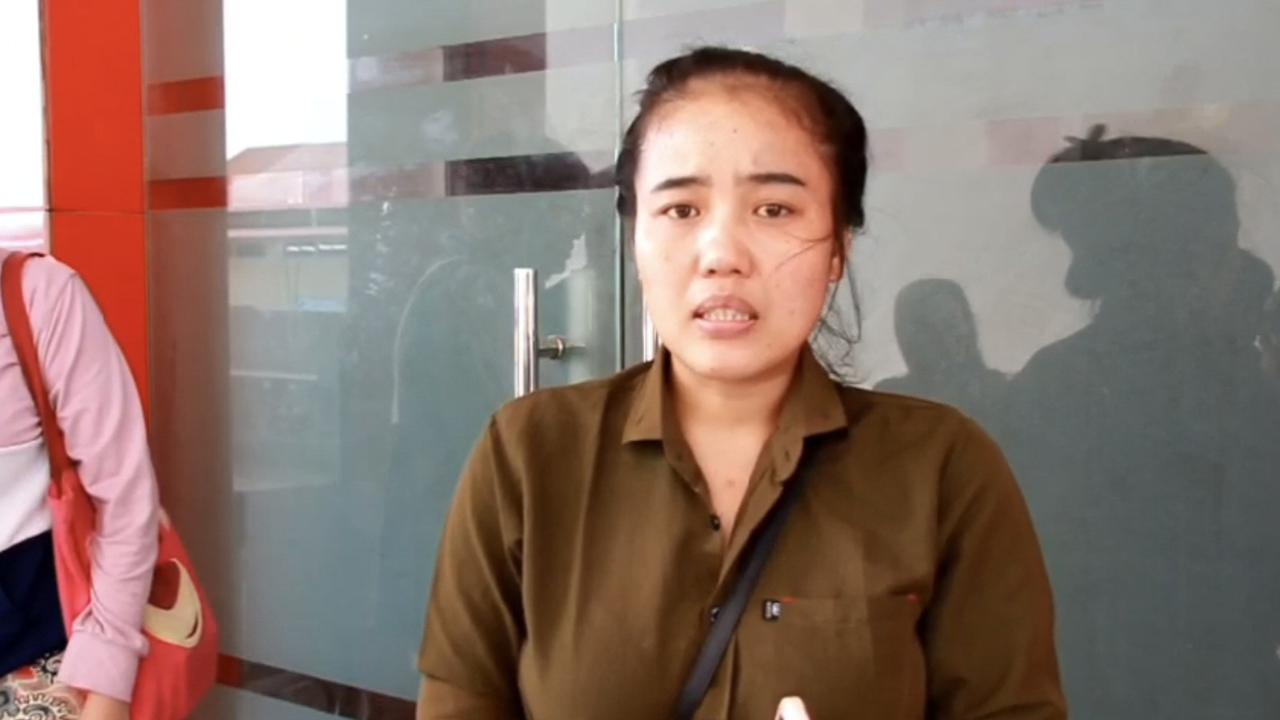 Selja, istri MP yang ditemukan meninggal dunia di area Tol Bakter diwawancarai saat membuat laporan ke Mapolres Lampung Selatan. Foto : (Istimewa).