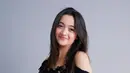 Wanita kelahiran Mentogo Bay ini tampil manis dengan sabrina bermitif bunga-bunga.  Penampilan aktris sekaligus penyanyi ini terlihat lebih ceria dengan celana jeans berwarna merah muda. (Liputan6.com/IG/@megandomani1410)