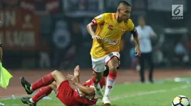 Pemain tengah Selangor FA, Evan Dimas Darmono melewati adangan bek Persija, Michael Orah saat laga persahabatan di Stadion Patriot Candrabhaga, Bekasi, Kamis (6/9). Persija kalah 1-2. (Liputan6.com/Helmi Fithriansyah)