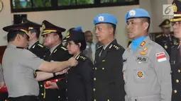 Wakapolri Komjen Pol Syafruddin menyematkan Satya Lencana Bhakti Buana di Jakarta (31/1). Polisi yang mendapat penghargaan itu bertugas di Atase Kepolisian, Staf Teknis Polri, Staf Aseanapol, IPO, dan Kontingen FPU 9. (Liputan6.com/Helmi Fithriansyah)