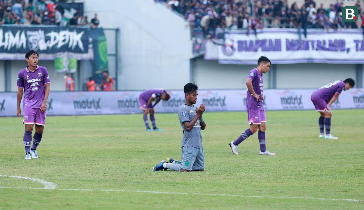 Pemain Persebaya Surabaya, Muhammad Alwi Slamat (tengah) merayakan kemenangan atas Persita Tangerang pada laga pekan ke-18 BRI Liga 1 2022/2023 di Stadion Indomilk Arena, Tangerang, Rabu (18/1/2023) sore WIB. Persebaya menang dengan skor 5-0. (Bola.com/M Iqbal Ichsan)