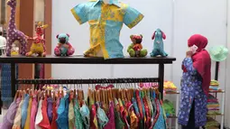 Produk baju batik ditampilkan pada ajang pameran Indocraft 2015, di JCC, Jakarta, Rabu (18/11). Pameran tahunan ini menampilkan hasil kerajinan dari seluruh Indonesia. (Liputan6.com/Angga Yuniar)