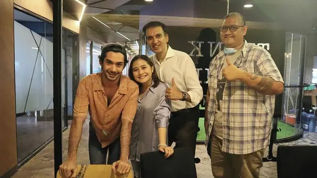 Pamer Cincin, Ini 7 Momen Kebersamaan Prilly Latuconsina dan Reza Rahadian