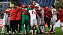 Para pemain AC Milan merayakan kemenangan atas AS Roma pada laga pekan ke-26 Serie A di Stadion Olimpico, Senin (26/2). AC Milan yang bertindak sebagai tamu menang 2-0 atas tuan rumah AS Roma. (AP/Alessandra Tarantino)