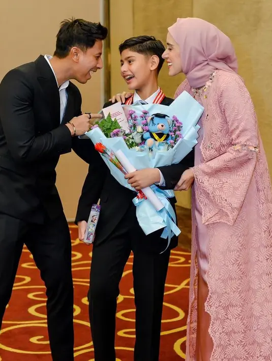 Putra Fairuz pun baru saja lulusan dari Sekolah Dasar. Ia tampil gagah dengan setelan jas hitam dipadu inner kemeja putih. [@fairuzarafiq]