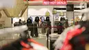 Pengunjung membeli baju pada bazar permanen Red Hot Deals di SOGO departement Store Lippo Mall Puri, Jakarta (24/04/2021). Bazar yang digelar selama bulan suci Ramadan melengkapi beragam produk fashion hingga home dari brands ternama dengan harga terjangkau. (Liputan6.com/Fery Pradolo)