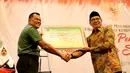Panglima TNI Jenderal Gatot Nurmantyo menyerahkan tulisan tangannya tentang Pancasila kepada Menteri Agama Lukman Hakim Saifuddin pada acara Workshop Pengawasan Inspektorat Jenderal Kementerian Agama di Jakarta, Rabu (31/05). (Liputan6.com/Fery Pradolo)