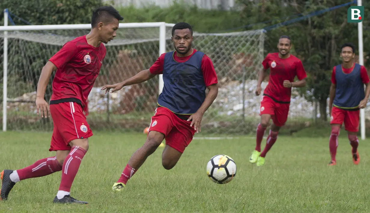 Pemain Persija Jakarta, Marco Kabiay, berusaha merebut bola saat latihan di Lapangan Sutasoma Halim, Jakarta, Sabtu (3/3/2018). Latihan ini digelar sebelum berangkat ke Vietnam untuk melawan SLNA pada Piala AFC. (Bola.com/Asprilla Dwi Adha)
