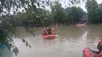 Tim Sar saat mengevakuasi korban perahu tambang tenggelam di Surabaya. (Dian Kurniawan/Liputan6.com)