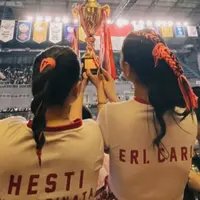 Hesti Purwadinata dan Erika Carlina angkat piala (Instagram/hestipurwadinata)