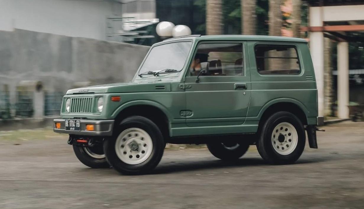 Suzuki Jimny memiliki penggemar yang tak sedikit. Bentuk mengotak ala mobil 80an dengan bentuk body jip 3-pintu menjadi pesona sebuah Jimny. Desain ikonik ini menjadikan mobil ini menyenangkan untuk dimodifikasi menggunakan berbagai gaya. Saking timeless-nya mobil ini, Suzuki mengembalikan siluet mengotak dan elemen-elemen dari Jimny generasi kedua ini di generasi keempat Suzuki Jimny. (Source: Instagram/edo.nugraha)