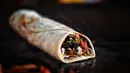 Burrito memiliki kandungan protein dan vitamin. Protein nabati, seperti kacang-kacangan bisa lebih mengenyangkan daripada protein hewani, karena mengandung protein dan serat. Foto: unsplash.com.