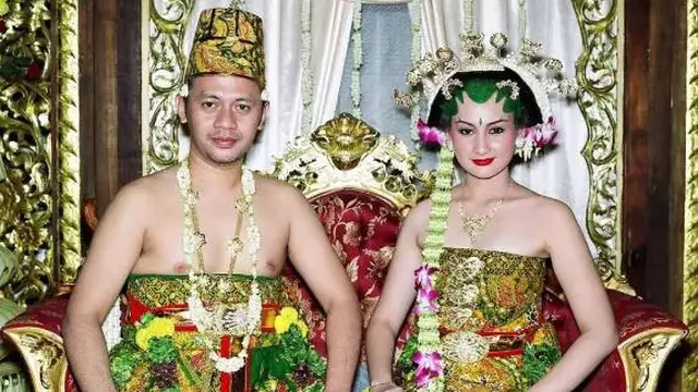 Rayakan 20 Tahun Pernikahan, Ini 7 Potret Lawas Mona Ratuliu dan Suami