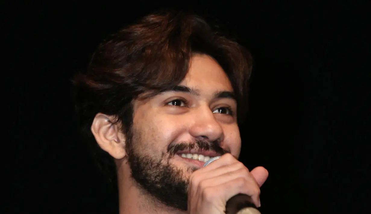 "Film dokumenter kan selama ini imej-nya berat, melelahkan, atau ada sebagian yang merasa bosan untuk ditonton. Secara durasi, menurut saya ini singkat, 94 menit. Saya berharap banyak anak muda yang nonton," ucap Reza Rahadian. (dok. Bintang.com)