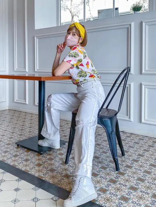 "Didoain aja. Kalau mengakhiri masa lajang memang iya, tapi memang belum tau. Belum ada tanggal, belum ada obrolan apa, sama siapa, di mana gitu. Sekarang lagi menjalani," pungkas Chika Jessica.(Instagram/chikajessica88)