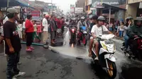 Limbah cair pengolahan limbah kulit Sukaregang dibuang ke jalan raya (Liputan6.com/Jayadi Supriadin)