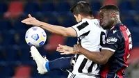 Striker Juventus, Alvaro Morata, berebut bola dengan pemain Bologna, Bakary Adama, pada laga Liga Italia di Stadion Renato-Dall'Ara, Minggu (23/5/2021). Juventus menang dengan skor 4-1. (AFP/Andreas Solaro)