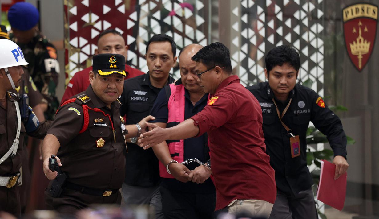 Mantan Kepala Badan Gizi Nasional (BGN), Dadan Hindayana (mengenakan rompi tahanan – ketiga kanan) digiring ke mobil tahanan usai menjalani pemeriksaan di Gedung Kejaksaan Agung RI, Jakarta, Rabu (3/6/2026). (Kapanlagi.com/Budy Santoso)