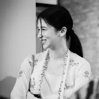 Laura Basuki dengan busana nuansa wastra nusantara (Instagram/laurabas)