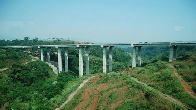 Pergeseran dan retakan di Jembatan Cisomang diduga terjadi karena wilayah itu terus-menerus diguyur hujan.