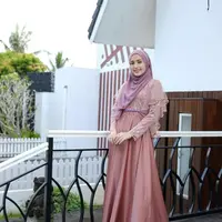 Model gamis kombinasi brokat dan satin Adelia Pasha ini bisa dijadikan inspirasi untuk tampil feminin dan elegan di Hari Raya. (Instagram/adeliapasha).