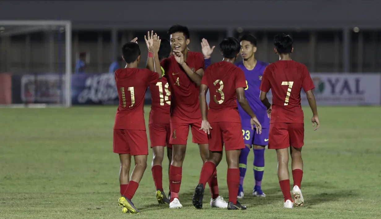 Pemain Timnas Indonesia U-16 merayakan kemenangan atas Brunei Darussalam pada laga babak Kualifikasi Piala AFC U-16 2020 di Stadion Madya, Jakarta, Jumat (20/9). Indonesia menang 8-0 atas Brunei. (Bola.com/Yoppy Renato)