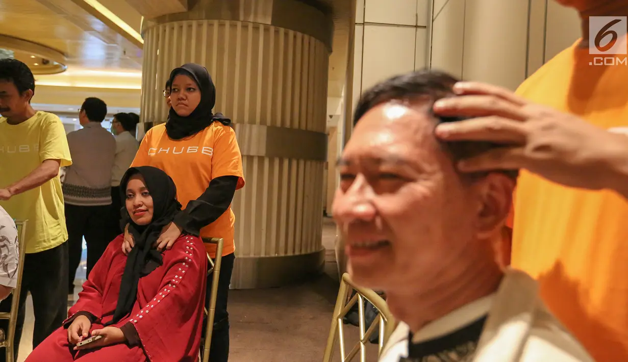 Penyandang disabilitas yang tergabung dalam ThisAble memijat pada acara Craft your Future with Chubb pada Senin (20/5/2019). Kegiatan Craft your Future with Chubb sebagai bentuk perhatian dan dukungan pada sesama terutama kalangan disabilitas. (Liputan6.com/Fery Pradolo)