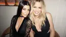 Terlebih lagi Kourtney Kardashian yang mengerti mengenai keputusan yang sudah dibuat Khloe saat ini. (Popsugar)