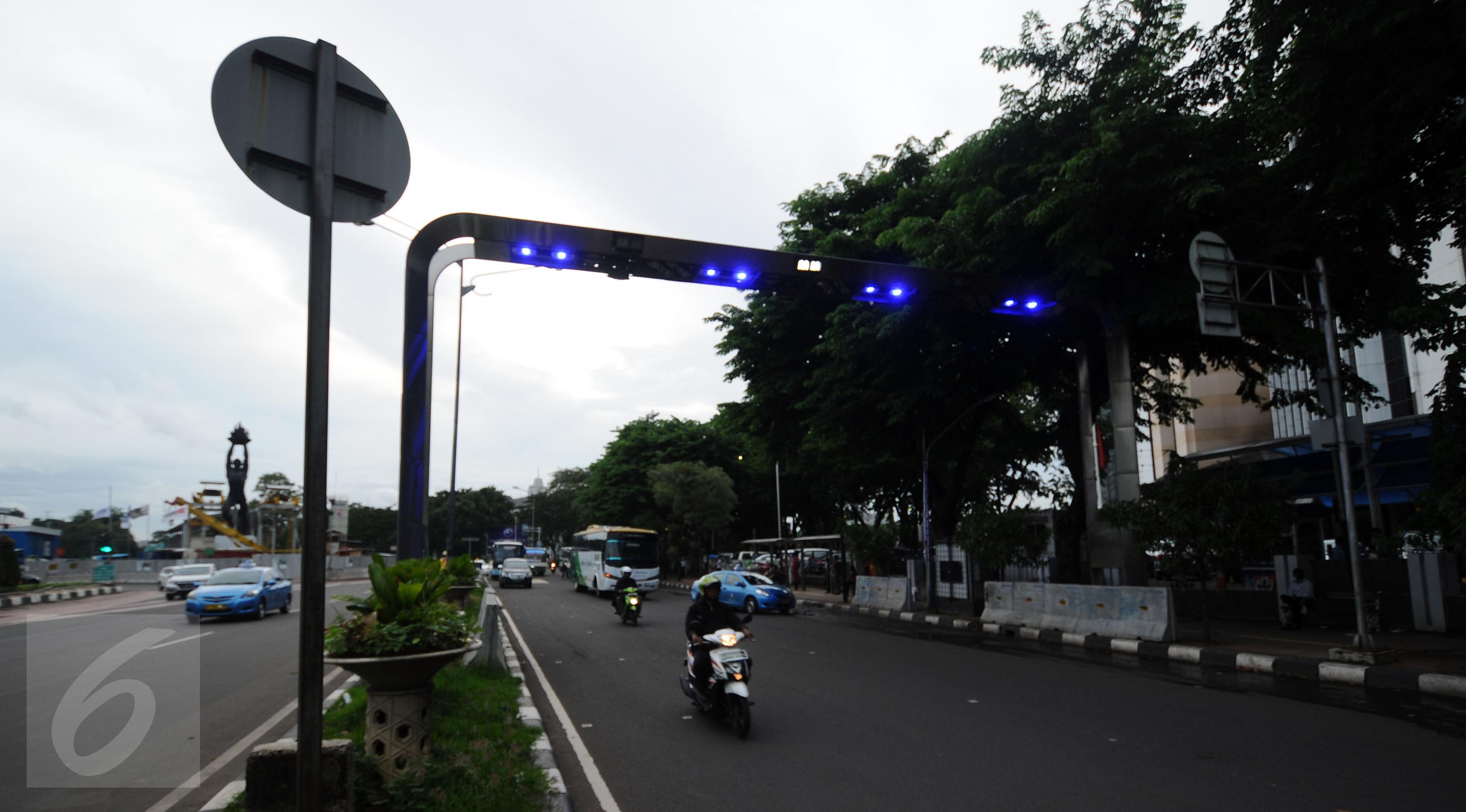 Pengendara saat melintas di bawah gate ERP di Jalan Jenderal Sudirman Jakarta, Senin, (14/12). Lebih dari 1 tahun belakangan ini gate ERP hanya menjadi hiasan jalan karena belum jelasnya penerapan program tersebut. (Liputan6.com/Helmi Fithriansyah)