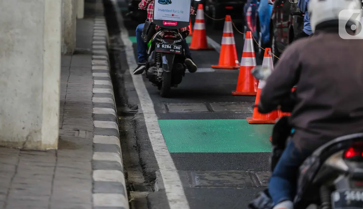 Pengendara kendaraan bermotor melintasi jalur khusus sepeda di Jalan Fatmawati Raya, Jakarta Selatan, Rabu (30/10/2019). Pemerintah Provinsi DKI Jakarta terpaksa menunda pembangunan jalur sepeda pada 2020 yang menelan biaya sebesar Rp73,7 miliar. (Liputan6.com/Faizal Fanani)