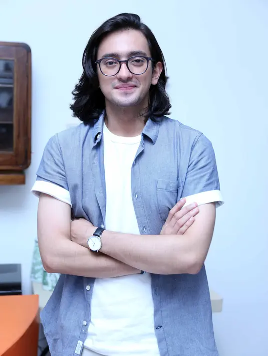 Aktor tampan berkacamata ini merasa beruntung lantaran memiliki lawan main yang mau berbagi ilmu dengannya. Terlebih aktor dan aktris senior yang telah lebih dulu memasuki duni akting. (Nurwahyunan/Bintang.com)