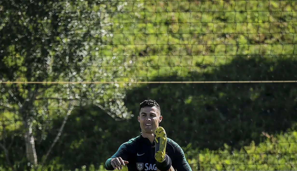 Striker Portugal, Cristiano Ronaldo, saat latihan jelang laga kualifikasi Piala Eropa di Lisbon, Selasa (19/3). Portugal akan berhadapan dengan Ukraina. (AFP/Patricia Del Melo Moreira)