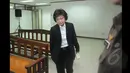 Mantan Direktur Bank DKI, Winny Erwindia berjalan menuju ruang sidang di Pengadilan Tipikor, Jakarta, Kamis (12/2/2015). Dalam Pembacaan pembelaannya Winny merasa tidak pernah melakukan korupsi dalam pembelian pesawat ATR. (Liputan6.com/Herman Zakharia)