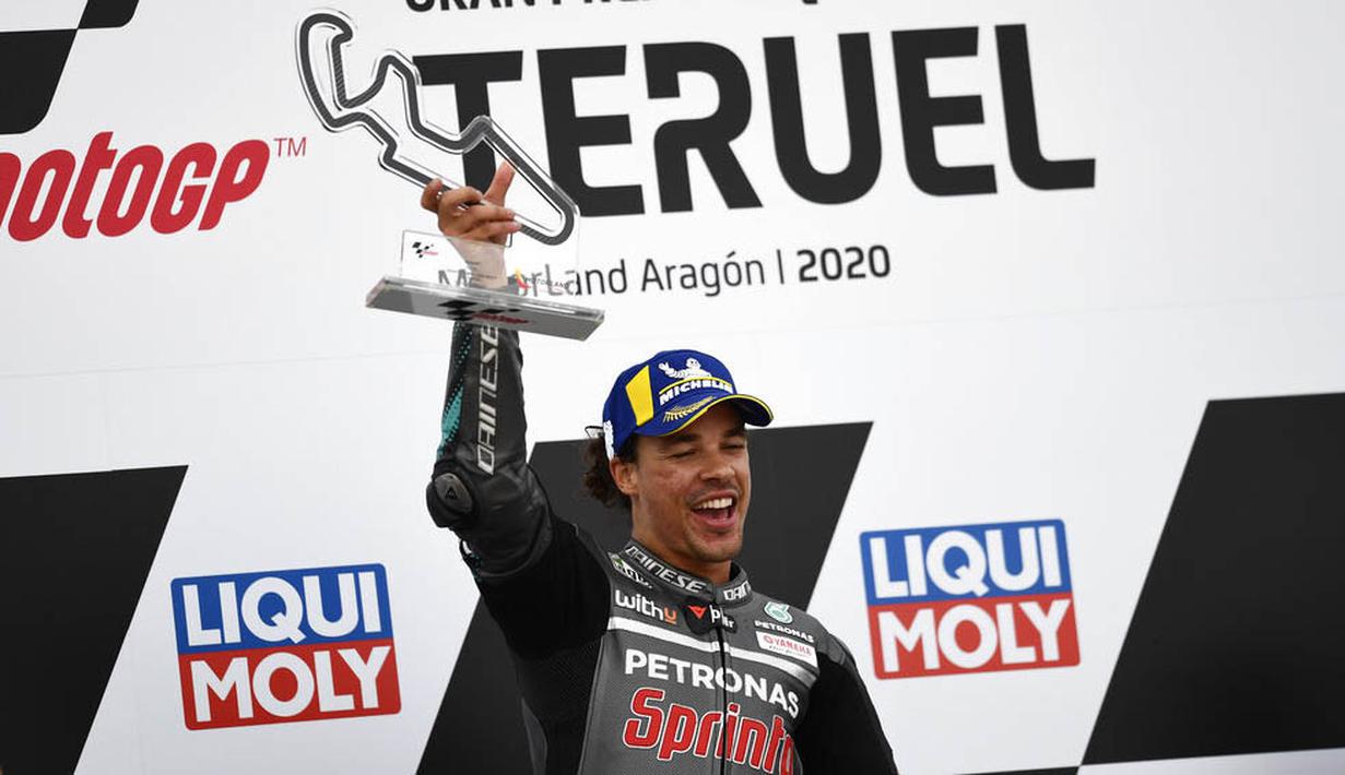 Pembalap Petronas Yamaha, Franco Morbidelli, melakukan selebrasi di atas podium usai menjuarai balapan MotoGP Teruel, Minggu (25/10/2020). Morbidelli berhasil finis pertama dengan catatan waktu 41 menit 47,652 detik. (AP/Jose Breton)