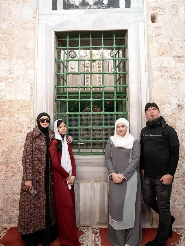 6 Potret Mulan Jameela dan Keluarga di Palestina, Kunjungi Masjid Al Aqsa