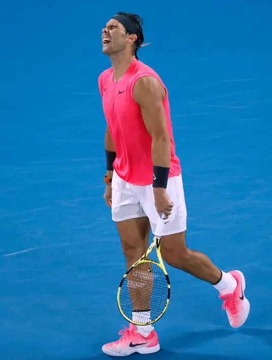Petenis Spanyol, Rafael Nadal bereaksi setelah kehilangan satu poin atas Dominic Thiem dari Austria pada perempat final Australia Terbuka di Melbourne, Australia, Rabu (29/1/2020). Dengan kekalahan ini, paceklik gelar Nadal di Australia Terbuka berlanjut. (AP Photo/Dita Alangkara)