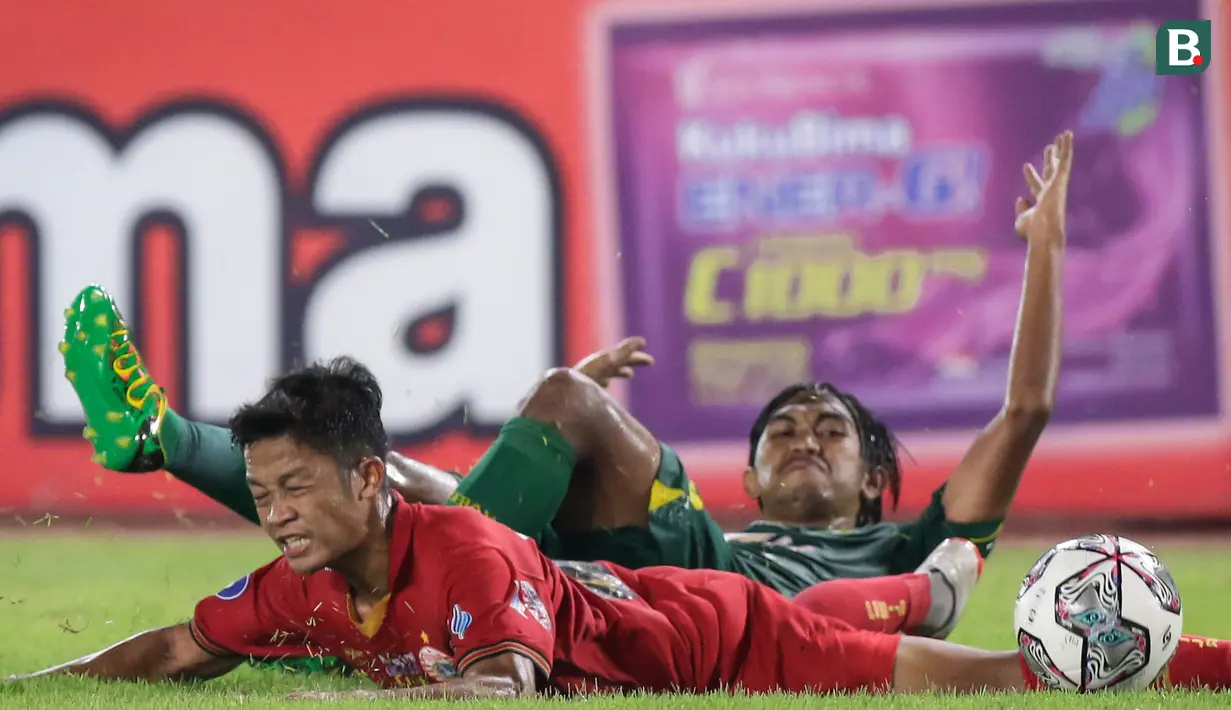 Wasit meniup peluit panjang masih dengan kedudukan 1-0 kemenangan untuk Persebaya. Hasil ini membuat Persija belum berhasil menang kontra Persebaya dalam enam pertandingan beruntun di semua ajang sejak 2018. (Bola.com/Bagaskara Lazuardi)