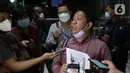 Pakar Komunikasi Politik, Effendi Gazali memberi keterangan kepada pewarta usai diperiksa di Gedung KPK, Jakarta, Kamis (25/3/2021). Effendi Gazali diperiksa sebagai saksi dalam kasus dugaan suap pengadaan Bantuan Sosial untuk wilayah Jabodetabek tahun 2020. (Liputan6.com/Helmi Fithriansyah)