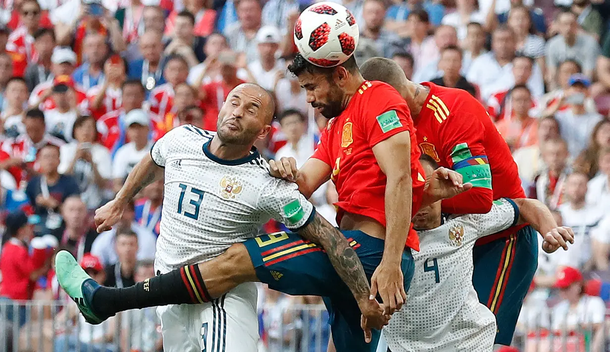 Pemain timnas Spanyol, Diego Costa melakukan sundulan saat berebut bola pada babak 16 besar Piala Dunia 2018 melawan Rusia di Stadion Luzhniki, Minggu (1/7). Rusia lolos ke perempat final setelah menang adu penalti 4-3 atas Spanyol. (AP/Antonio Calanni)